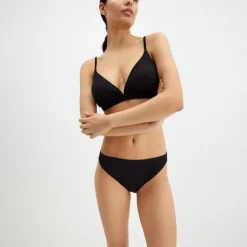 Outlet Bikinitrosa Dam Underdelar